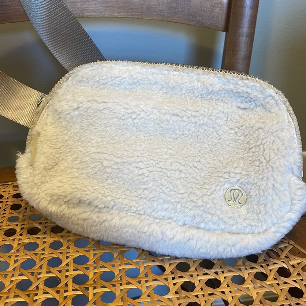 Lululemon everywhere fleece belt bag